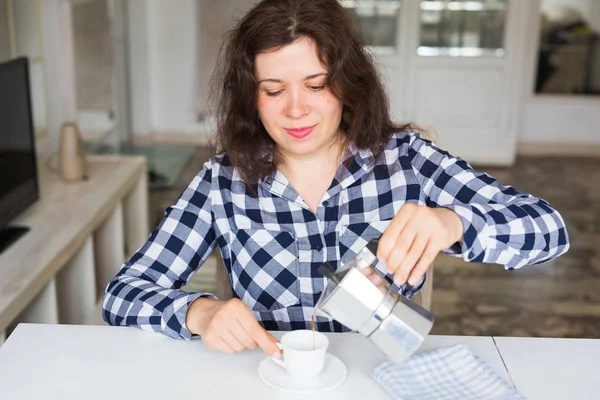 Cafe, italok és étkezés koncepció - fiatal nő, kávé pot, szakadó kávé-kupa — Stock Fotó