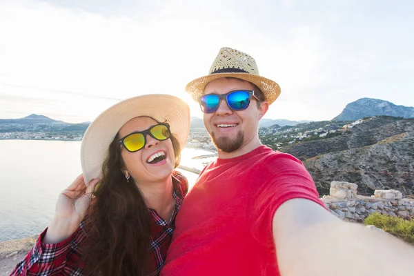 Seyahat, tatil ve tatil kavramı - selfie alarak güzel bir çift bir deniz yakınındaki. — Stok fotoğraf