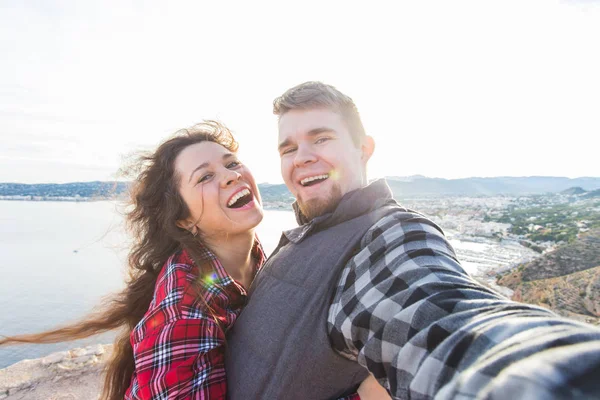 Resor, semester och semester koncept - lyckliga paret tar selfie över vackra landskap — Stockfoto