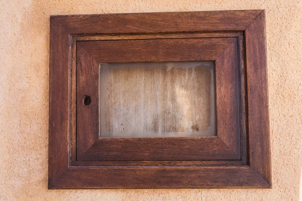 Kleines geschlossenes Fenster in der Steinmauer — Stockfoto