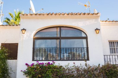 Tasarım, Mimarlık ve dış kavramı - beyaz cephesinde büyük geniş pencere