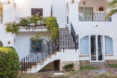 Yeni inşa edilmiş lüks ev güzel dış. Yeşil çim ve geçit ile bahçesinde