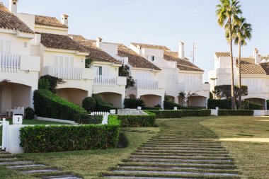 House, inşaat ve mimari konsept - yaz aylarında büyük banliyö evlerin sokak