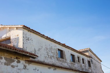 Yoksulluk ve yaşlılık kavramı - eski terk edilmiş ve sahipsiz ev