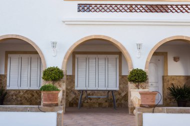 Tasarım, Mimarlık ve kavram - evin girişinde bina