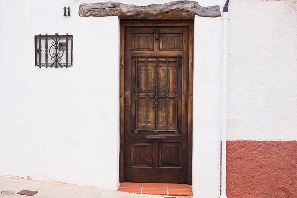 Puerta de madera clásica marrón en pared de piedra —  Fotos de Stock