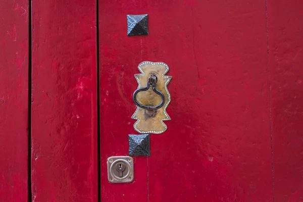 Antike Türklopfer an einer Holztür. — Stockfoto