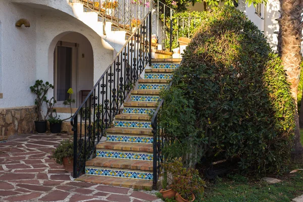 Концепция дома, интерьера и декора - Открытая лестница — стоковое фото