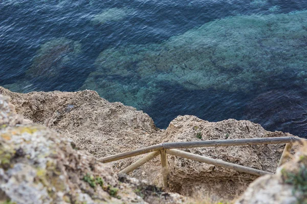 Κάτοψη του το όμορφο μπλε του ωκεανού από το βράχο και τα βράχια. — Φωτογραφία Αρχείου