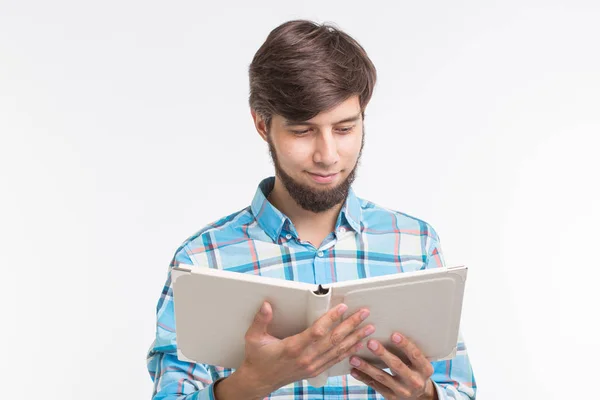 Concepto de negocio y planificación - Hombre guapo sonriente con libro — Foto de Stock