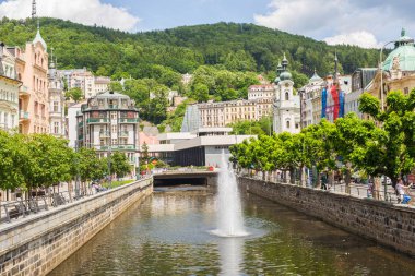 Karlovy Vary, Çek Cumhuriyeti - 12 Haziran 2017: Karlovy Vary görünümünden Tepla Nehri