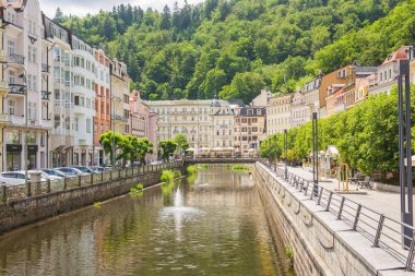 Karlovy Vary, Çek Cumhuriyeti - 12 Haziran 2017: Karlovy Vary görünümünden Tepla Nehri