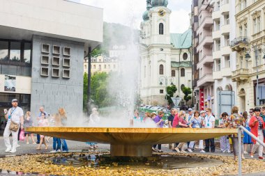 Karlovy Vary, Çek Cumhuriyeti - 12 Haziran 2017: şofben ile mineral kaplıca Carlsbad Çek Cumhuriyeti'nde, Karlovy Vary