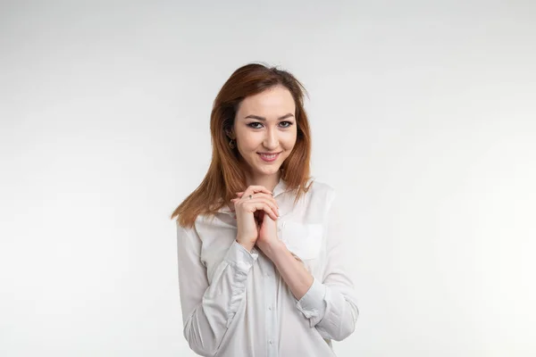 Mode, Stil und People-Konzept - hübsche junge Asiatin mit weißem Hintergrund — Stockfoto