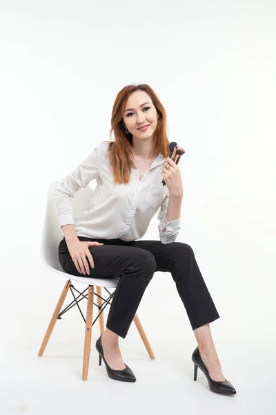 Beauty Make-up Artist. Nahaufnahme koreanische schöne junge Frau hübsch lächelnd hält Make-up-Pinsel auf weißem Hintergrund. — Stockfoto