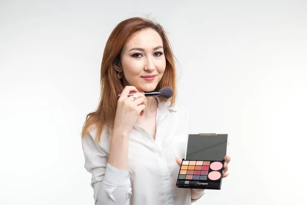 Beauty Make-up Artist. Nahaufnahme koreanische schöne junge Frau hübsch lächelnd halten Lidschatten Palette Pinsel auf weißem Hintergrund — Stockfoto