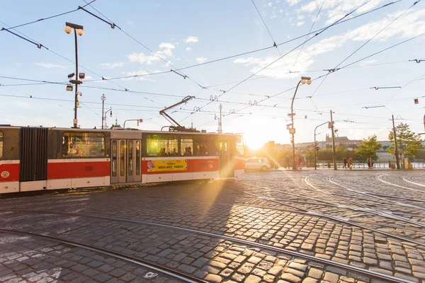 Praha, Česká republika - 7 června 2017: nová tramvaj v Praze za krásný letní den, Česká republika — Stock fotografie