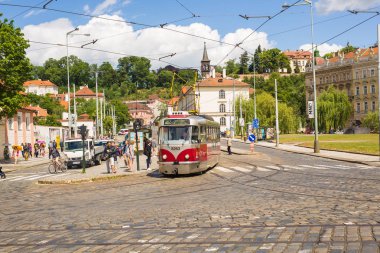 Prag bir güzel yaz günü, Çek Cumhuriyeti, Prag, Çek Cumhuriyeti - 7 Haziran 2017: tramvay
