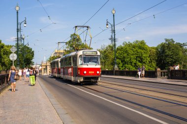 Prag bir güzel yaz günü, Çek Cumhuriyeti, Prag, Çek Cumhuriyeti - 31 Mayıs 2017: tramvay