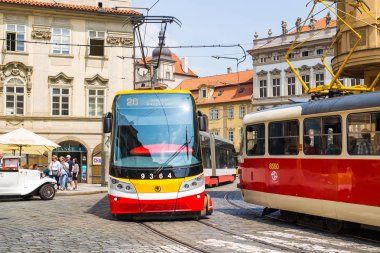 Prag bir güzel yaz günü, Çek Cumhuriyeti, Prag, Çek Cumhuriyeti - 31 Mayıs 2017: tramvay
