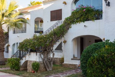 Yeni inşa edilmiş lüks ev güzel dış. Yeşil çim ve geçit ile bahçesinde