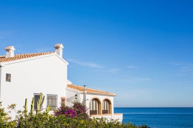 Yeni inşa edilmiş lüks ev güzel dış. Yeşil çim ve geçit ile bahçesinde