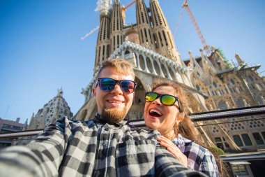 Barcelona, İspanya - 7 Şubat 2018: mutlu turist Barcelona, ünlü Sagrada Familia Roma Katolik Kilisesi önünde fotoğraf çekme mimar Antoni Gaudi