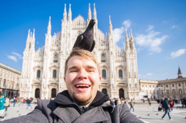 İtalya, gezi ve seyahat kavramı - katedral Duomo Milan önünde selfie güvercinler ile alarak komik adam