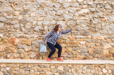 Duygular ve jestleri - açık havada bir şey işaret sürpriz genç kadın
