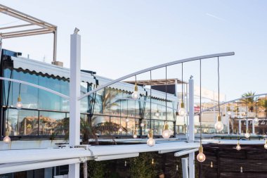 Vintage lüks iç aydınlatma dekor kafede. Vintage ampul lambalar. Restaurant Bar aydınlatma iç tasarım