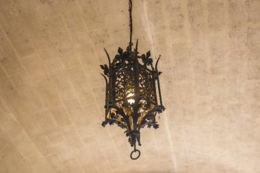 Işık ve Aydınlatma Konsept - Ortaçağ gotik avize.
