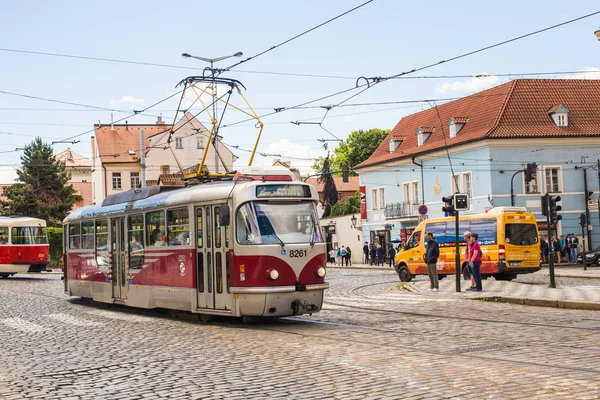 Praha, Česká republika - 7 června 2017: tramvaje v Praze v krásném letním dni, Česká republika — Stock fotografie