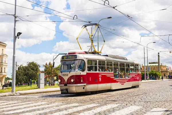 Praha, Česká republika - 7 června 2017: tramvaje v Praze v krásném letním dni, Česká republika — Stock fotografie