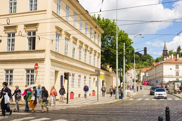 PRAGA, REPÚBLICA CHECA - 7 DE JUNIO DE 2017: Calle Vieja en Praga por la mañana, viajes europeos — Foto de Stock