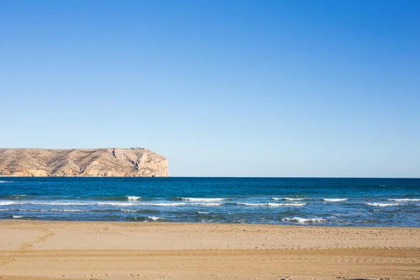 Natur- und Sommerkonzept - atemberaubende mediterrane Meereslandschaft mit wunderschönen Bergen — Stockfoto