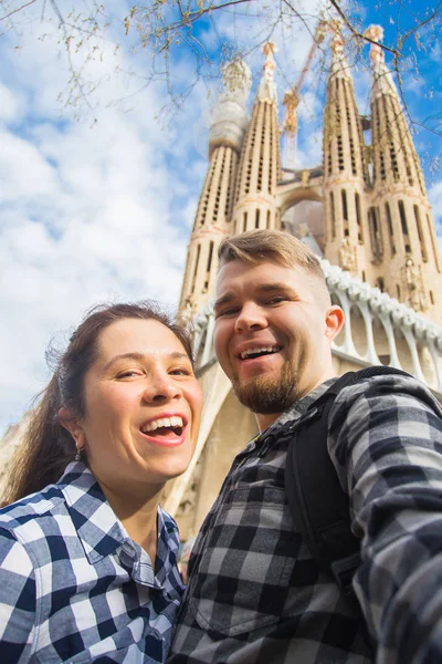 Barcelona, İspanya - 6 Şubat 2018: mutlu çift selfie fotoğraf ünlü Sagrada Familia Katolik Katedrali önünde yapma. Barselona bölgesindeki seyahat