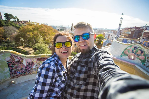 Pareja de viajes feliz haciendo retrato selfie con smartphone en Park Güell, Barcelona, España . — Foto de Stock