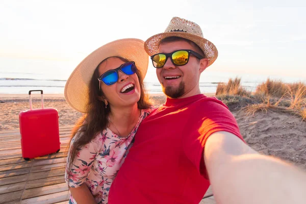 Reise, Sommer und Urlaubskonzept - schönes Paar beim Selfie am Strand — Stockfoto