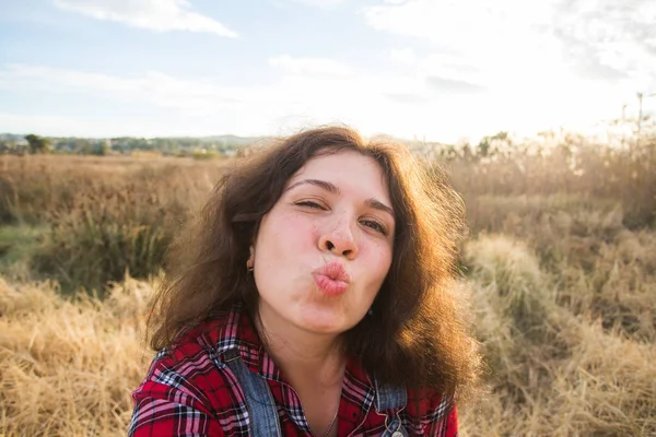Concept de voyage, tourisme et nature - Jeune femme qui s'amuse à prendre des selfies sur le terrain — Photo