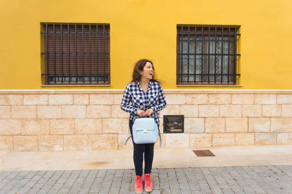 Verbaasd grappige reiziger toeristische vrouw in casual kleding houdt tas. Toerisme reis levensstijl — Stockfoto