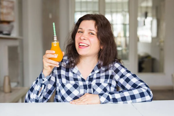 Régime alimentaire, mode de vie sain et concept de désintoxication - jeune femme avec du jus d'orange en bouteille ressemble à une lampe — Photo