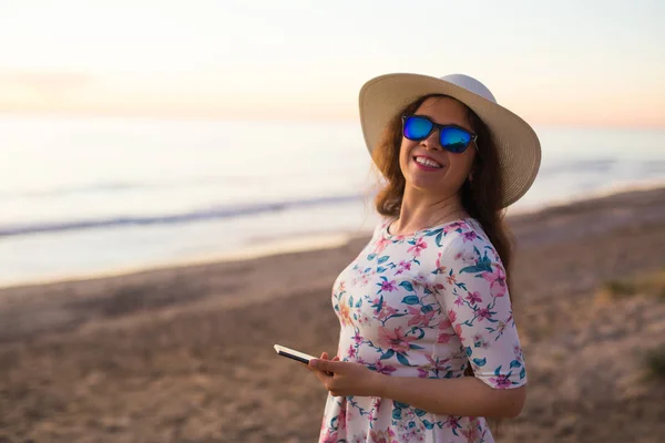Reiziger jonge vrouw die lacht op het strand. Zomer vakantie vakantie- en reisinformatie. — Stockfoto