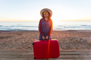 Yaz, seyahat ve tatil kavramı - bavula bir deniz kıyısı olan mutlu kadın