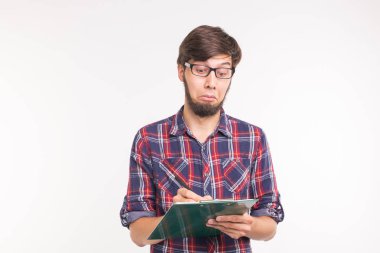 İnsanlar, duygu ve öğrenci kavram - şaşırmış adam beyaz zemin üzerine notlar yazma sakallı