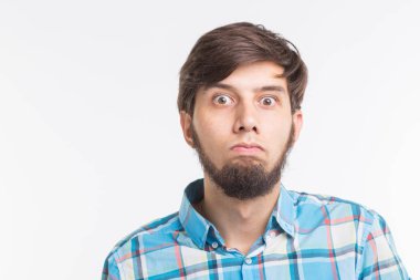 İşlem, sorun, insanlar kavramı - genç adam sorun hakkında düşünme