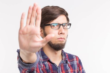 Kişi, ifade ve jest kavramı - dur jest beyaz arka plan üzerinde gösterilen genç adam