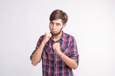 İnsanlar, jestleri ve mücadele kavramı - genç adam yumruklarını beyaz arka plan üzerinde gösterilen sakallı