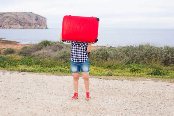 El viaje, el turismo y el concepto de la gente - feliz joven emocional que va a viajar en coche con dos maletas enormes — Foto de Stock