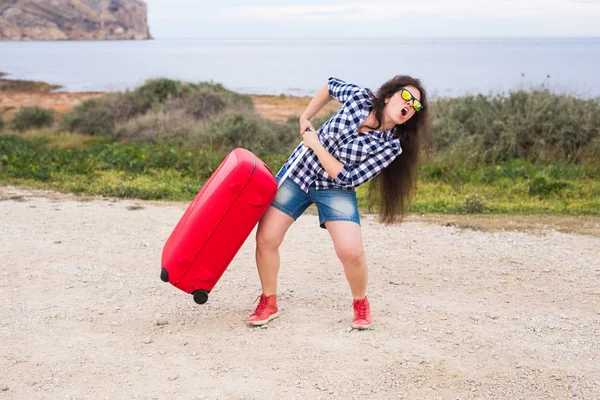 旅游、旅游和人的概念--快乐的情绪年轻女子带着两个巨大的行李箱开车出行 — 图库照片