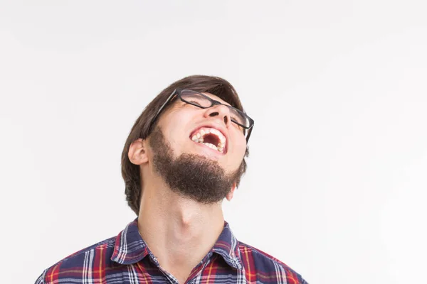 Концепция выражения и жеста - Красивый мужчина в очках смеется над белым фоном — стоковое фото